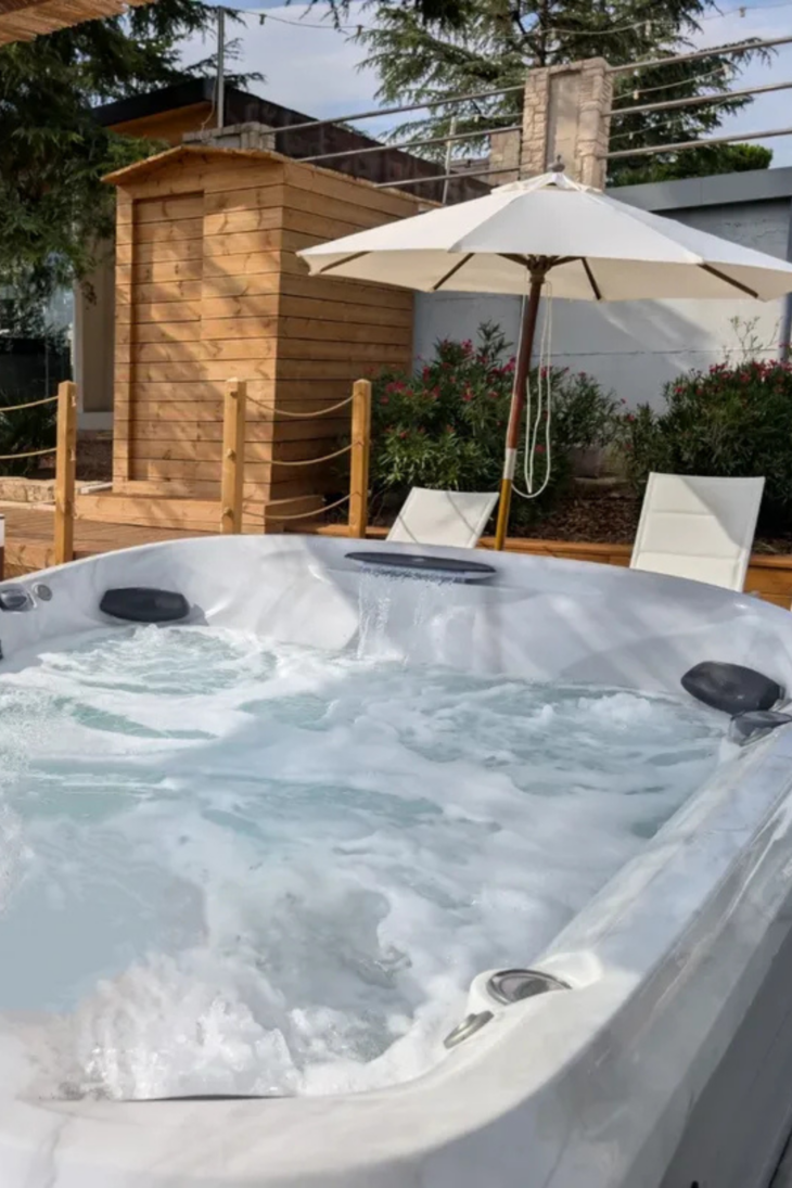 Private Garden Jacuzzi esterna riscaldata 37°  Max: 4 Persone