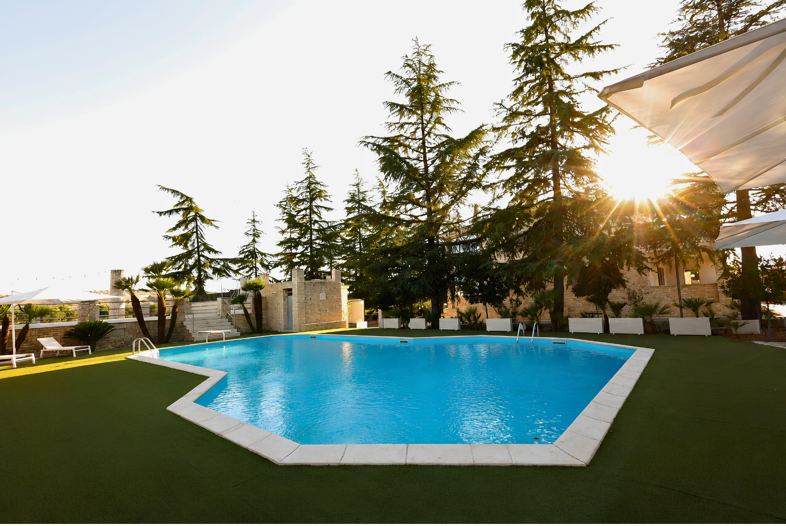 Sala relax della spa con candele, pietre calde e luce soffusa